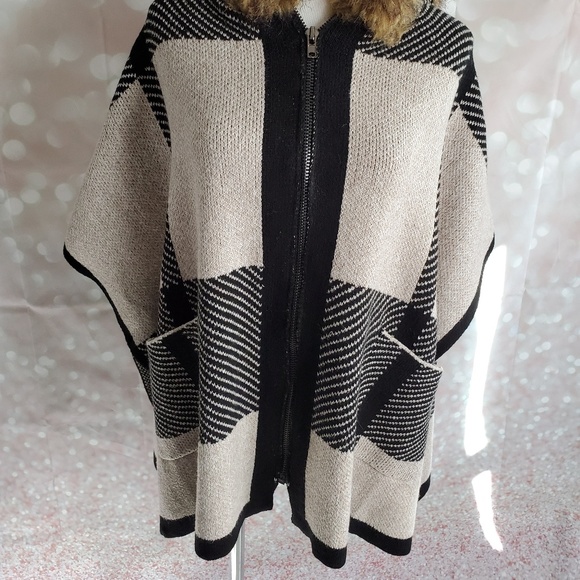 NWT Hooded Faux Fur Plaid Sweater Poncho - Picture 6 of 7